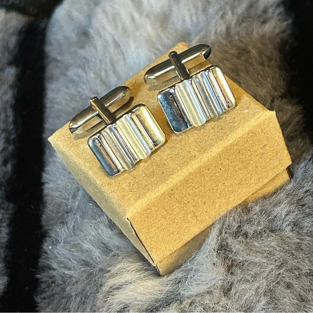 Modern gentleman’s cat eye glass bar tilt style cuff links